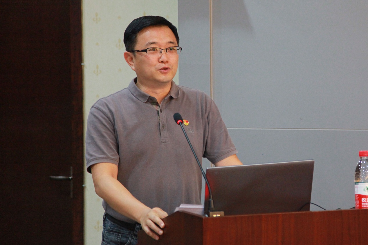 胡伟武做客微电子所纪念建党97周年主题