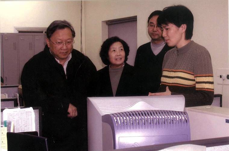 2002年，路甬祥院长视察微电子中心