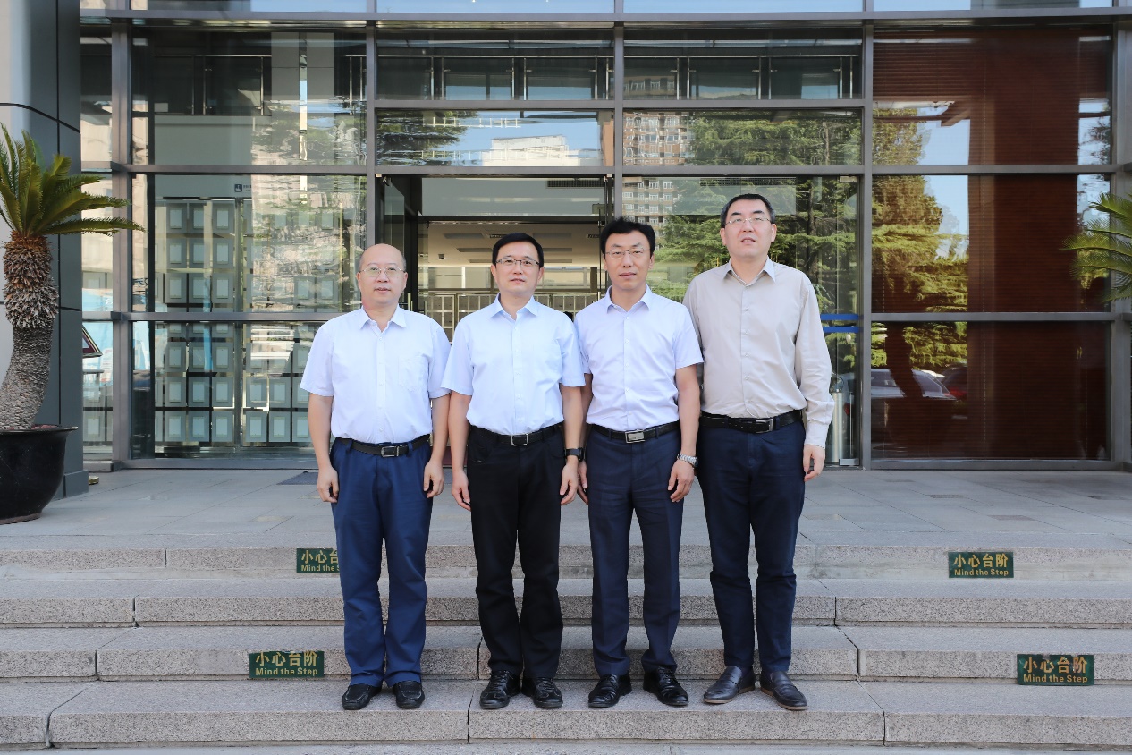 新一届领导班子合影